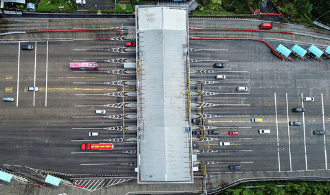 Foto udara sejumlah kendaraan melintas di Gerbang Tol (GT) Banyumanik, Semarang, Jawa Tengah, Minggu (8/3/2026). Foto: Makna Zaezar/ANTARA FOTO