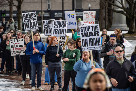 Para demonstran memegang spanduk menentang perang di Iran selama pawai Hari Perempuan Internasional pada 8 Maret 2026. Foto: Joseph Prezioso / AFP