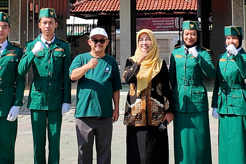 Menteri Pendidikan Dasar dan Menengah, Abdul Mu'ti (ketiga kiri) berfoto bersama sejumlah siswa dan tenaga pendidik di SMAN 5 Yogyakarta, Yogyakarta, Minggu (8/3/2026). Foto: Dok. Bakom RI