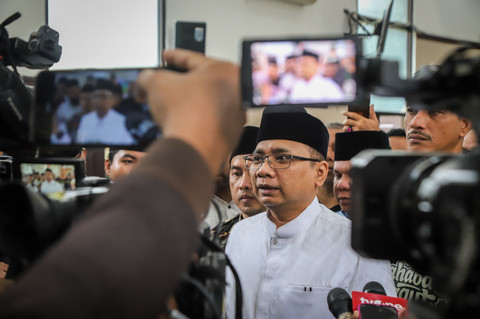 Mantan Menteri Agama Yaqut Cholil Qoumas menjawab pertanyaan wartawan usai mengikuti sidang praperadilan terhadap Komisi Pemberantasan Korupsi (KPK) di Pengadilan Negeri Jakarta Selatan pada Senin (9/3/2026). Foto: Iqbal Firdaus/kumparan