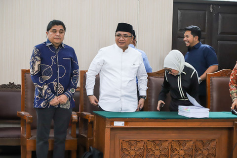 Mantan Menteri Agama Yaqut Cholil Qoumas (tengah) mengikuti sidang praperadilan terhadap Komisi Pemberantasan Korupsi (KPK) di Pengadilan Negeri Jakarta Selatan pada Senin (9/3/2026). Foto: Iqbal Firdaus/kumparan