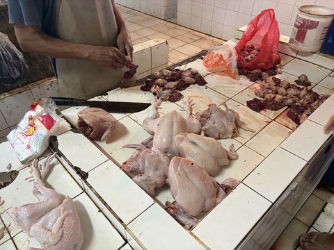 Dagangan ayam potong di Pasar Mencos, Jakarta Selatan, Senin (6/3/2026). Foto: Najma Ramadhanya/kumparan