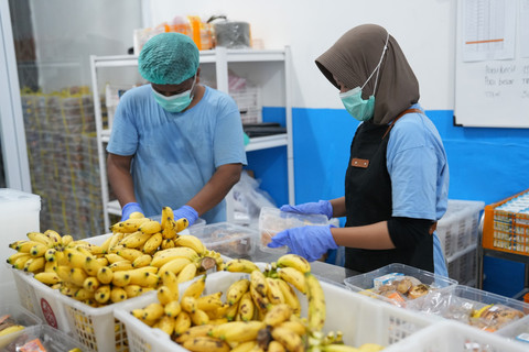Tim Satuan Pelayanan Pemenuhan Gizi (SPPG) Gandus tengah menyiapkan menu MBG. Foto: Dok. Bakom RI