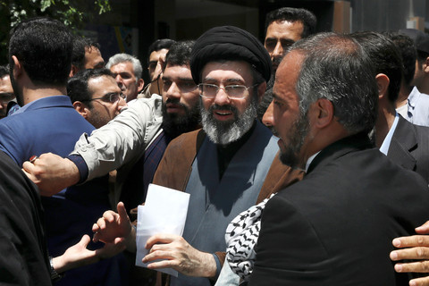 Mojtaba Khamenei, putra Pemimpin Tertinggi Iran Ayatollah Ali Khamenei, tengah, menghadiri rapat umum tahunan Quds, atau Hari Yerusalem di Teheran, Iran, pada 31 Mei 2019. Foto: AP Photo/Vahid Salemi