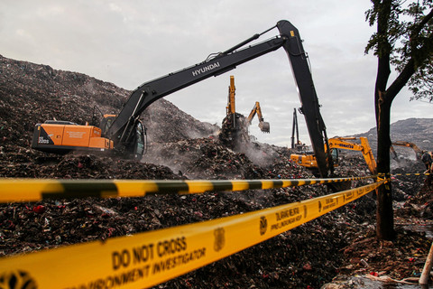 Operator mengoperasikan alat berat saat melakukan pencarian korban longsor gunungan sampah di Tempat Pengolahan Sampah Terpadu (TPST) Bantargebang, Bekasi, Jawa Barat, Senin (9/3). Foto: Darryl Ramadhan/ANTARA FOTO