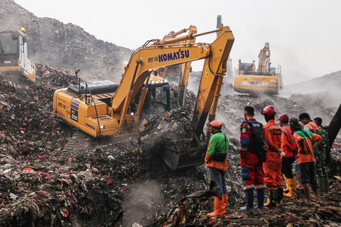 Operator mengoperasikan alat berat saat melakukan pencarian korban longsor gunungan sampah di Tempat Pengolahan Sampah Terpadu (TPST) Bantargebang, Bekasi, Jawa Barat, Senin (9/3). Foto: Darryl Ramadhan/ANTARA FOTO