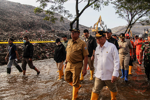 Gubernur DKI Jakarta Pramono Anung (kanan) didampingi Kepala Dinas Lingkungan Hidup DKI Jakarta Asep Kuswanto (kedua kanan) meninjau lokasi longsor gunungan sampah di Tempat Pengolahan Sampah Terpadu Bantargebang, Bekasi, Jawa Barat, Senin (9/3). Foto: Darryl Ramadhan/ANTARA FOTO