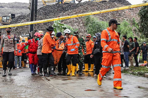 Sejumlah petugas gabungan membawa kantung berisi jenazah korban longsor gunungan sampah usai ditemukan di Tempat Pengolahan Sampah Terpadu (TPST) Bantargebang, Bekasi, Jawa Barat, Senin (9/3/2026). Foto: Darryl Ramadhan/ANTARA FOTO