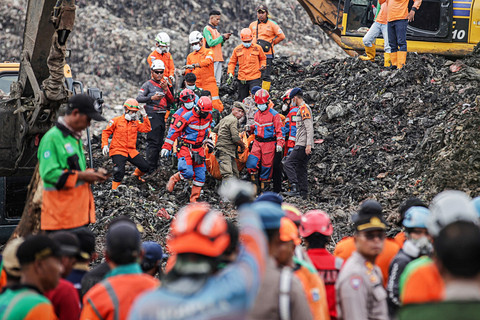 Sejumlah petugas gabungan membawa kantung berisi jenazah korban longsor gunungan sampah usai ditemukan di Tempat Pengolahan Sampah Terpadu (TPST) Bantargebang, Bekasi, Jawa Barat, Senin (9/3/2026). Foto: Darryl Ramadhan/ANTARA FOTO