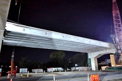 Pengerjaan Tol Yogya-Solo dengan alat berat di Perempatan Kronggahan, Ringroad, Kabupaten Sleman. Foto: Dok. Humas PT Adhi Karya Proyek Tol Jogja Solo