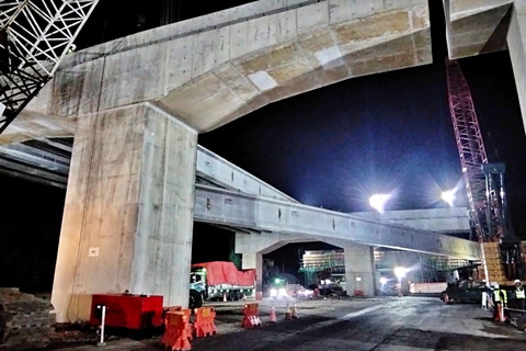 Pengerjaan Tol Yogya-Solo dengan alat berat di Perempatan Kronggahan, Ringroad, Kabupaten Sleman. Foto: Dok. Humas PT Adhi Karya Proyek Tol Jogja Solo