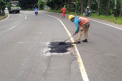 Penambalan jalan di sekitar proyek Tol Yogya-Solo di Ringroad, Perempatan Kronggahan, Kabupaten Sleman. Foto: Dok. Humas PT Adhi Karya Proyek Tol Jogja Solo