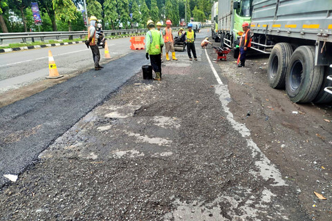 Penambalan jalan di sekitar proyek Tol Yogya-Solo di Ringroad, Perempatan Kronggahan, Kabupaten Sleman. Foto: Dok. Humas PT Adhi Karya Proyek Tol Jogja Solo