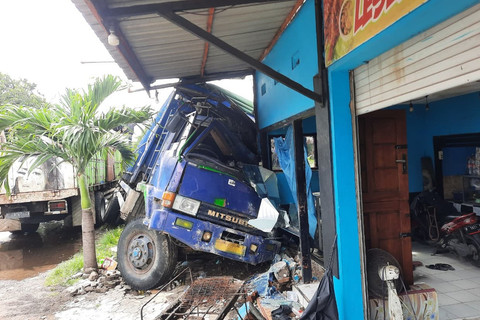 Kondisi truk usai menabrak warung di jalur Pantura Situbondo, Minggu (8/3/2026). Sopir truk ini tewas terkena serangan jantung saat mengemudi. Foto: kumparan