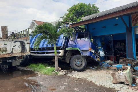 Kondisi truk usai menabrak warung di jalur Pantura Situbondo, Minggu (8/3/2026). Sopir truk ini tewas terkena serangan jantung saat mengemudi. Foto: kumparan