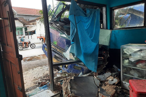 Kondisi truk usai menabrak warung di jalur Pantura Situbondo, Minggu (8/3/2026). Sopir truk ini tewas terkena serangan jantung saat mengemudi. Foto: kumparan