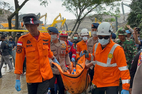 Sejumlah petugas gabungan membawa kantung berisi jenazah korban longsor gunungan sampah usai ditemukan di Tempat Pengolahan Sampah Terpadu (TPST) Bantargebang, Bekasi, Jawa Barat, Senin (9/3/2026). Foto: SAR Jakarta