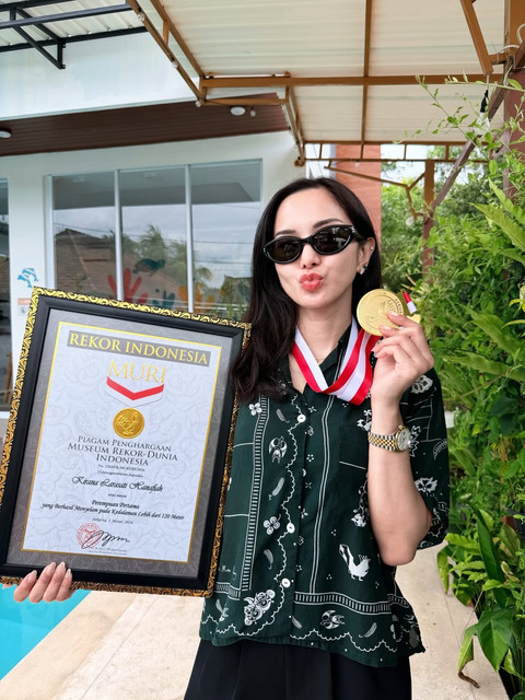 Kirana Larasati raih rekor MURI karena berhasil menyelam hingga kedalaman 127 meter. Foto: Instagram @kiranalarasati