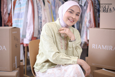 Ria Miranda untuk Role Model berpose untuk program Role Model kumparan. Foto: Aditia Noviansyah/kumparan MUA: Arimbi Hairdo: Nofia Wardrobe: RiaMiranda Accessories: RiaMiranda Lokasi: RiaMiranda Head Office