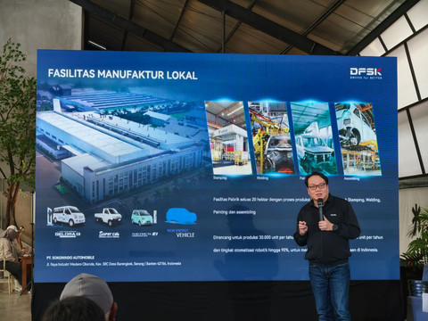 Bocoran mobil baru oleh Director of Sales Center PT Sokonindo Automobile (DFSK), Cing Hok Rifin di Jakarta, (9/3/2026). Foto: Sena Pratama/kumparan