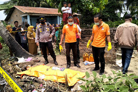 Petugas melakukan evakuasi mayat perempuan yang ditemukan di tumpukan sampah di Serdang Bedagai, Senin (9/3). Foto: Dok. Humas Polres Sergai