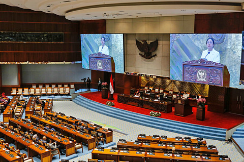 Layar menampilkan Ketua DPR Puan Maharani saat menyampaikan pidato pada Rapat Paripurna ke-15 di Kompleks Parlemen, Senayan, Jakarta, Selasa (10/3/2026). Foto: Asprilla Dwi Adha/ANTARA FOTO