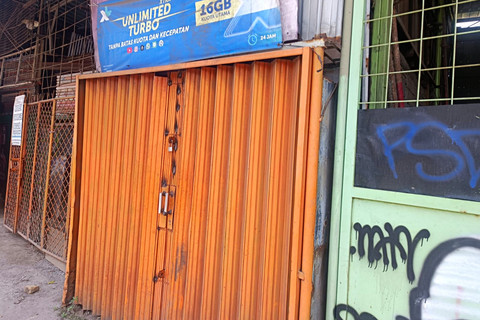 Situasi salah satu kios yang diduga menjual obat keras Tramadol di Pekayon, Pasar Rebo, Jakarta Timur pada Selasa (10/3). Foto: Ryan Iqbal/kumparan