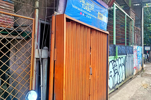 Situasi salah satu kios yang diduga menjual obat keras Tramadol di Pekayon, Pasar Rebo, Jakarta Timur pada Selasa (10/3). Foto: Ryan Iqbal/kumparan