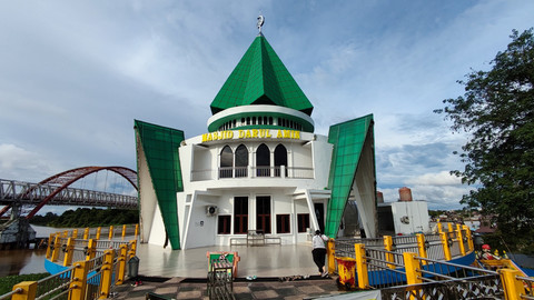 Masjid Darul Amin di Palangka Raya. Foto: RidhamSupriyanto/Shutterstock