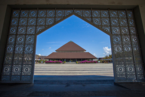 Masjid Raya Nurul Bilad. Foto: Sony Herdiana/Shutterstock