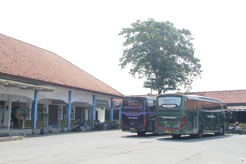 Armada bus masuk di area Terminal Tipe A Jati Kudus, Jawa Tengah pada Selasa (10/3/2026). Foto: Vega Maarijil Ula/kumparan