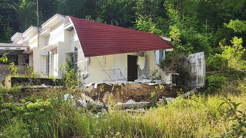 Tanah bergerak mengakibatkan rumah warga roboh di Pajangan, Bantul. Foto: Dok. BPBD Bantul