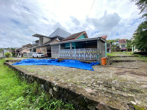 Tanah bergerak di kawasan perumahan di Sedayu, Bantul. Foto:  Pandangan Jogja/Resti Damayanti