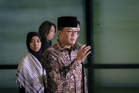Menlu Sugiono memberikan keterangan pers saat menyambut WNI yang tinggal di Iran tiba di Bandara Soekarno-Hatta, Jakarta, Selasa (10/3/2026). Foto: Jamal Ramadhan/kumparan