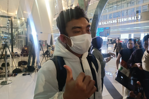 Hukkam, mahasiswa WNI yang pulang dari Iran saat tiba di Bandara Soekarno-Hatta, Selasa (10/3/2026). Foto: Ryan Iqbal/kumparan