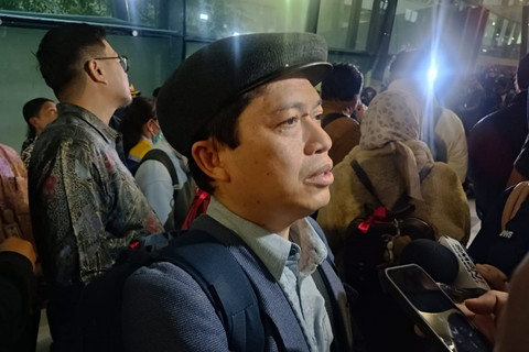 Purkon, dosen WNI yang pulang dari Iran saat di Bandara Soekarno-Hatta, Selasa (10/3/2026). Foto: Ryan Iqbal/kumparan