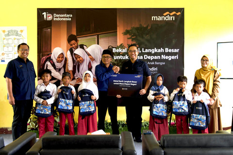 Bank Mandiri melalui program program Mandiri Peduli Sekolah: Buku Mandiri untuk Negeri bagikan paket tas sekolah untuk siswa SD di Lombok. Foto: Dok. Bank Mandiri