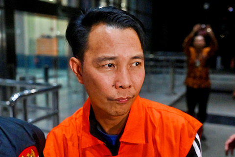 Bupati Rejang Lebong Muhammad Fikri Thobari berjalan menuju mobil tahanan usai menjalani pemeriksaan di Gedung Merah Putih KPK, Rabu (11/3/2026). Foto: Rivan Awal Lingga/ANTARA FOTO