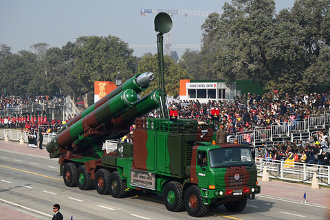 Sistem rudal Brahmos Angkatan Darat India di New Delhi pada 23 Januari 2023. Foto: Money Sharma / AFP