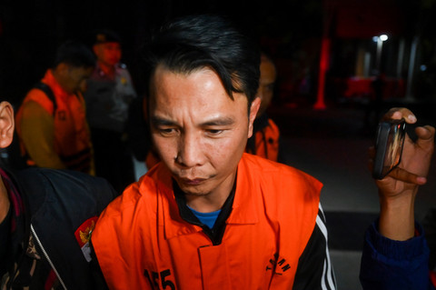 Bupati Rejang Lebong Muhammad Fikri Thobari berjalan menuju mobil tahanan usai menjalani pemeriksaan di Gedung Merah Putih KPK, Rabu (11/3/2026). Foto: ANTARA FOTO/Rivan Awal Lingga