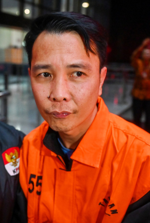 Bupati Rejang Lebong Muhammad Fikri Thobari berjalan menuju mobil tahanan usai menjalani pemeriksaan di Gedung Merah Putih KPK, Rabu (11/3/2026). Foto: ANTARA FOTO/Rivan Awal Lingga