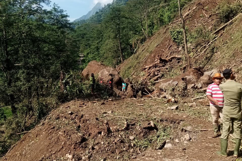 Petugas berada di lokasi longsor yang menutup akses desa Tempur dengan desa Damarwulan.  Foto: Dok. BPBD Jepara