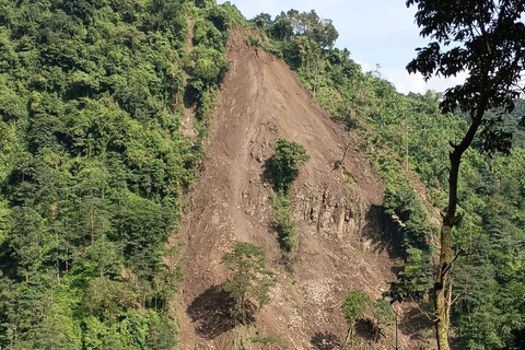 Longsor menutup akses desa Tempur dengan desa Damarwulan.  Foto: Dok. BPBD Jepara