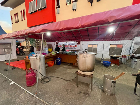 Dapur umum yang didirikan Kemensos selama Ramadan bagi warga terdampak bencana Sumatera. Foto: Dok. Kemensos