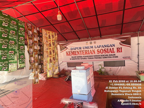 Suasana dapur umum yang didirikan Kemensos selama Ramadan bagi warga terdampak bencana Sumatera. Foto: Dok. Kemensos