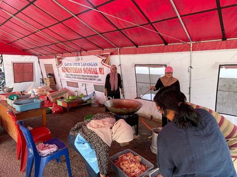 Sejumlah petugas mengolah bantuan berupa paket sembako selama Ramadhan yang disalurkan Kemensos untuk membantu memenuhi kebutuhan dasar warga yang terdampak bencana Sumatera. Foto: Dok. Kemensos