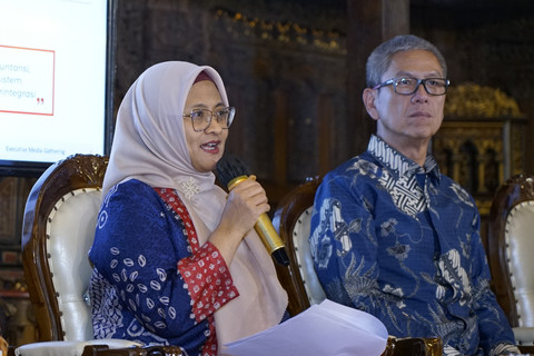 Direktur Utama Telkom Dian Siswarini dan Direktur Legal & Compliance Telkom  Andy Kelana pada agenda TelkomGroup Business Update yang diselenggarakan di Jakarta, pada Jumat  (6/3). Foto: dok. Telkom