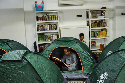 Umat Islam membaca Al Quran saat beriktikaf di Masjid Al-Falah, Bassura City, Jakarta TImur, Rabu (11/3/2026). Foto: Ahmad Naufal Oktavian/ANTARA FOTO