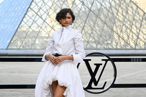 Aktris AS Zendaya berpose saat sesi foto sebelum menghadiri peragaan busana koleksi Louis Vuitton Women's Ready to Wear Fall/Winter 2026-2027 sebagai bagian dari Paris Women Fashion Week, di Paris, (10/3/2026). Foto: Julien De Rosa/AFP