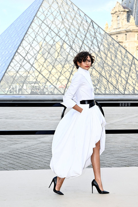 Aktris AS Zendaya berpose saat sesi foto sebelum menghadiri peragaan busana koleksi Louis Vuitton Women's Ready to Wear Fall/Winter 2026-2027 sebagai bagian dari Paris Women Fashion Week, di Paris, (10/3/2026). Foto: Julien De Rosa/AFP